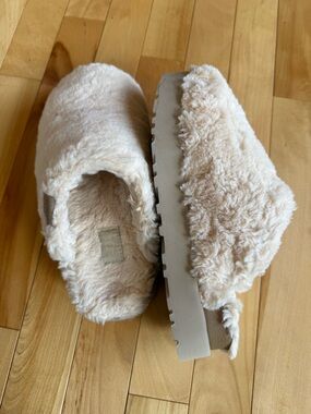 Ugg Slippers size 6